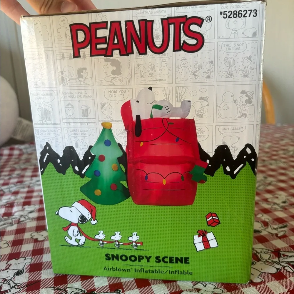 Peanuts 5-ft Snoopy Dog House Inflatable & floor mats